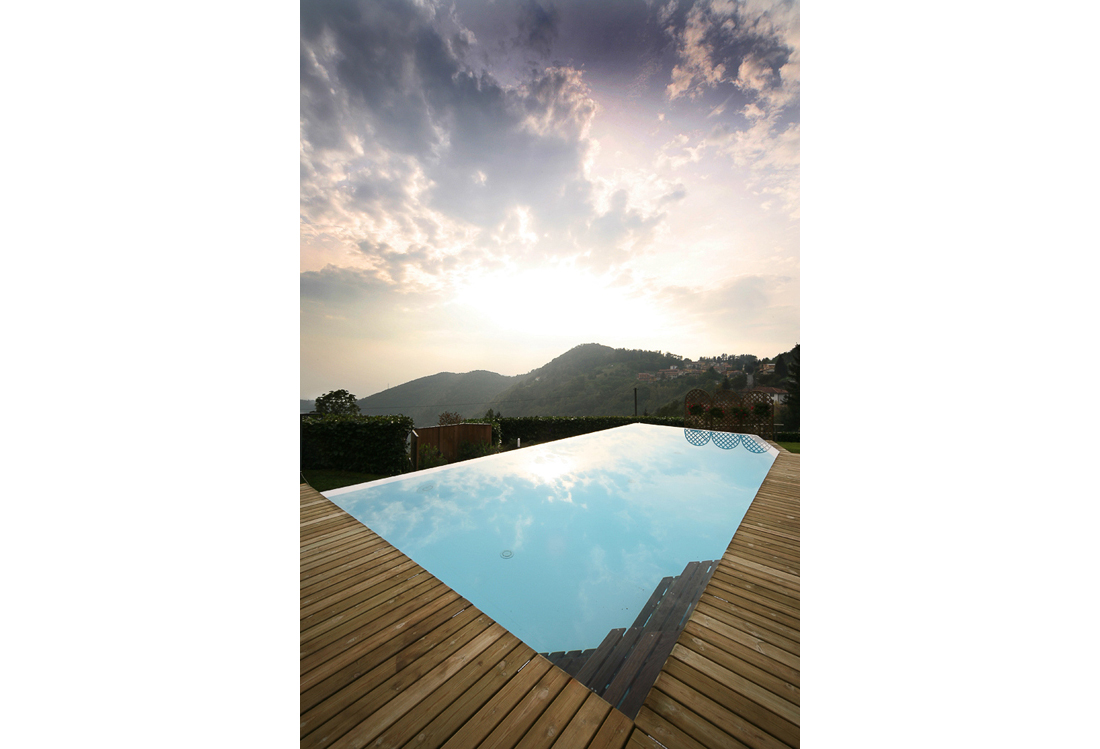 Laura Pietra - outdoor Swimming pool photography service